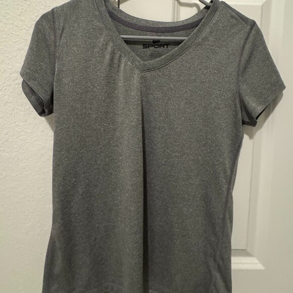 (Bundle) 6 Workout Tops in Sizes Small/Medium - Picture 6 of 9